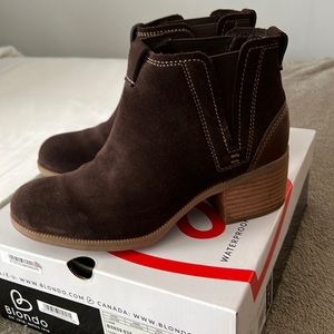 Beautiful brown boots made by Clark size 7M almost new very comfortable.